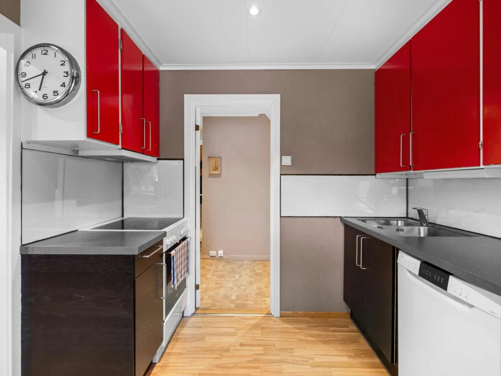 Bold and modern Kitchen Cabinet Colour Combinations.
Red, Ehite and Brown Kitchen Cabinet
